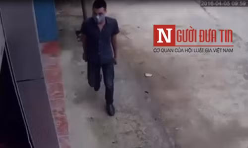 Con do bit khau trang, dung gach truy sat chu quan karaoke