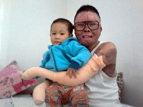 Con trai chiến sỹ Đinh Văn Dương được sinh ra đúng lúc bố gặp tai nạn. Ảnh: Phượng Hoàng