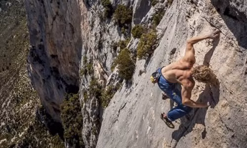 Trên trang cá nhân, Aiden thường đưa những bức ảnh leo núi không cần dụng cụ hỗ trợ.