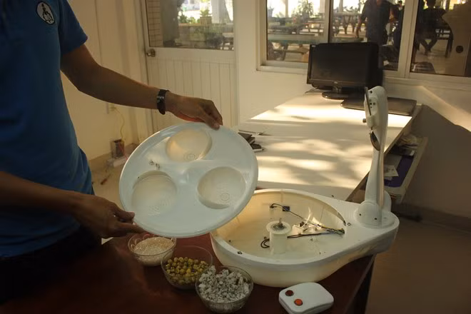 Sinh vien sang che thiet bi cho an tu dong-Hinh-2