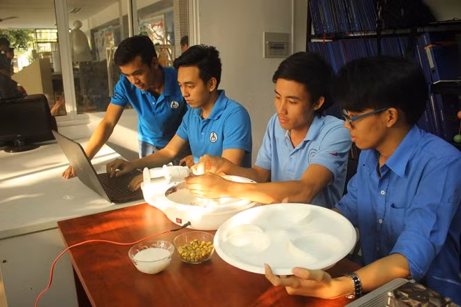 Sinh vien sang che thiet bi cho an tu dong