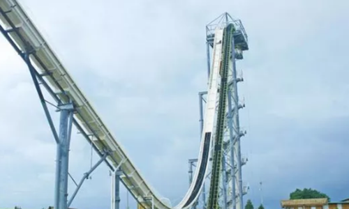 Be trai tu vong khi choi cau truot nuoc cao nhat the gioi