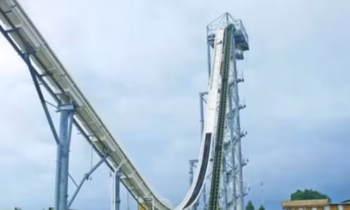 Be trai tu vong khi choi cau truot nuoc cao nhat the gioi