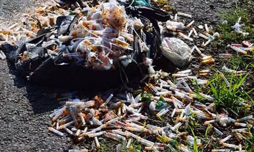 Kinh hai hang ngan kim tiem da su dung roi vai tren duong