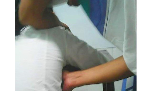 Thay giao luon tay qua nach nu sinh de chi bai... tien hon