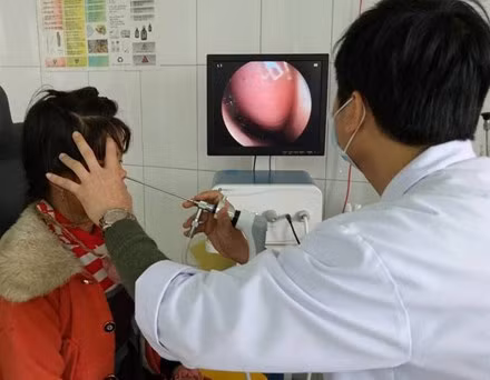 Be gai tam suoi, bi con vat 5 cm chui vao mui “lam to“