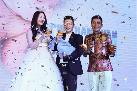 Nguoi dan ong o canh Phi Thanh Van luc “song gio” bua vay-Hinh-2