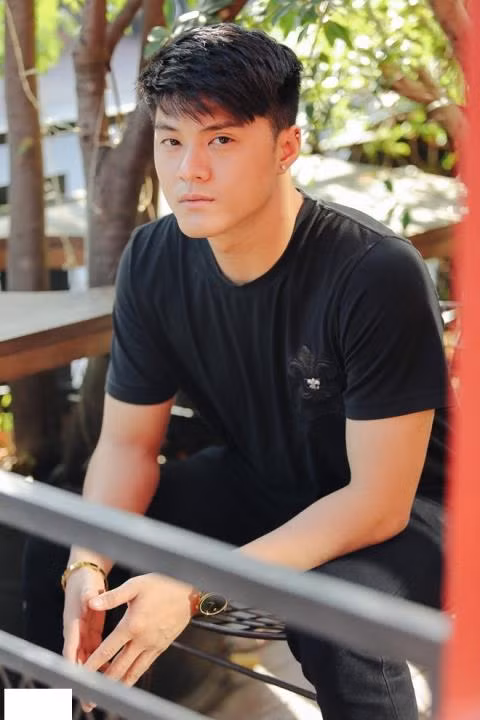 Mr. Dam tra no cho me thua kem dan em