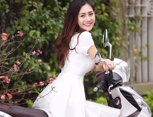 Nguyễn Hải Yến (nick name Yến Xôi) là gương mặt mới nổi trong giới trẻ Việt. Ngoài đời, cô nàng cũng nóng bỏng và bốc lửa không kém trong phim hài.