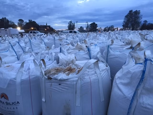 Cũng theo ông Croyle, nước trong hồ Oroville tiếp tục được xả ra song song công cuộc “vá” đập. Mục đích của việc xả nước là để hồ Oroville đủ sức "ngậm" nước khi những cơn bão tràn đến vào đêm 15-2 (giờ địa phương). Tuần sau dự báo có thêm 3 cơn bão nữa hướng tới bang California. Dù vậy, ông Croyle tỏ ra tự tin rằng những cơn bão sắp tới không quật ngã được đập Oroville và việc sửa chữa vẫn tiếp tục cho đến khi tình hình đất và gió không cho phép.