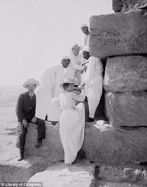 Vào thời điểm đó, du khách có thể leo lên trên các bậc đá của kim tự tháp, và đây cũng là việc được nhiều người thích thú. Ảnh: Library of Congress.