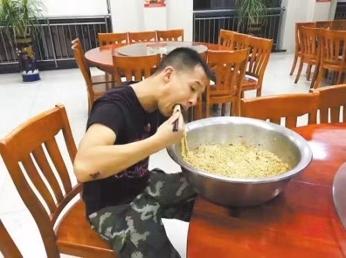 Chang linh cuu hoa noi tieng nho “to mi khong lo” gio ra sao?-Hinh-2