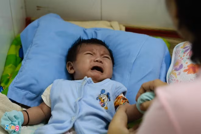 Bé Hiếu Đông (Long An) mới được một tháng rưỡi tuổi đã bị bệnh tay chân miệng hành hạ, thường xuyên khóc quấy cả đêm. Cả hai mẹ con đều vất vả, mệt mỏi, hầu như không được ngủ.