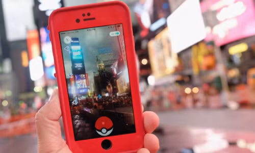 Dai Loan phat hon 300 nguoi vua lai xe vua bat Pokemon