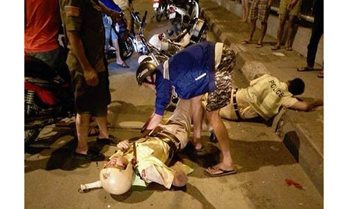 Xon xao hinh anh 2 CSGT gap nan nam bat tinh tren cau