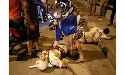 Xon xao hinh anh 2 CSGT gap nan nam bat tinh tren cau