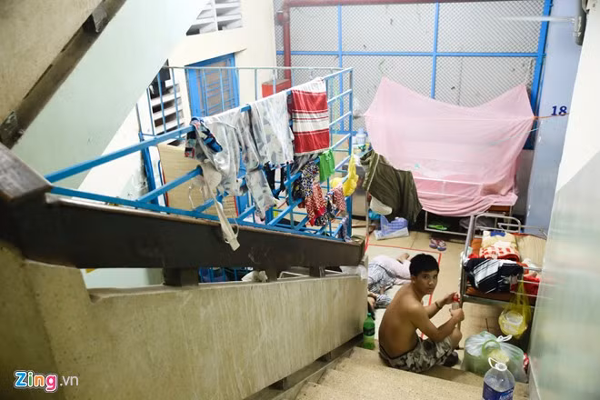 Cha của em bé Nguyễn Xuân Thương Tiếc cho biết, đã 7 ngày 6 đêm anh mắc màn ngủ tại đây. Con của người đàn ông đến từ An Giang này được 9 tháng tuổi, bị bệnh tay chân miệng khá nặng và phải điều trị lâu dài chưa biết khi nào sẽ được về.