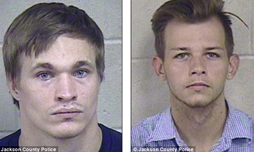 Hai thanh nien 9X bat coc nu canh sat mac thuong phuc