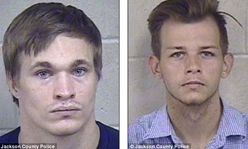 Hai thanh nien 9X bat coc nu canh sat mac thuong phuc