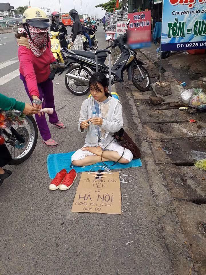 Nong: Co gai tre dep ngoi tren duong xin tien ve Ha Noi-Hinh-2