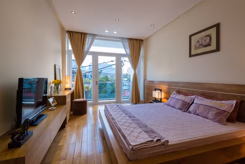 Thiết kế cửa sổ rộng, dài tăng tối đa lượng sáng và thông gió cho ngôi nhà.