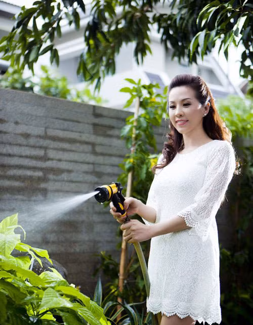 Thu Hoài rất thích tự tay chăm chút vườn rau nhỏ của gia đình để mang đến những bữa ăn ngon nhất cho chồng và các con.