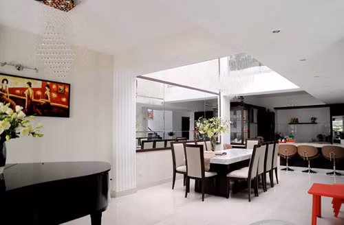 Khu bếp ăn tinh tế và sang trọng. Chiếc bàn ăn bằng đá được biết do vợ Quyền Linh thiết kế.