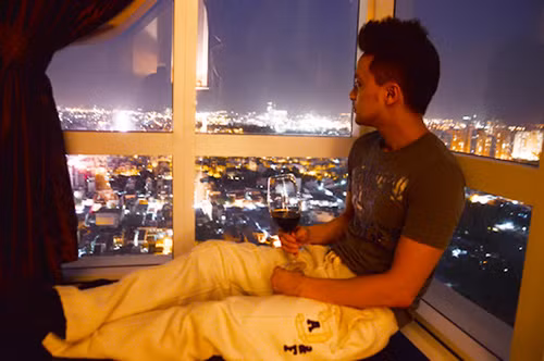 Nằm ở tầng cao của chung cư cao cấp, căn hộ có góc nhìn đẹp ra thành phố.