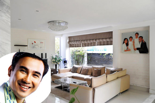 1. Quyền Linh Từ đầu năm 2011, Quyền Linh và bà xã Dạ Thảo cùng hai cô công chúa nhỏ là Lọ Lem và Hạt Dẻ đã chuyển về sống tại biệt thự sang trọng mới ở khu dân cư Phước Kiểng, quận 7, TP HCM. Ngôi nhà sang trọng, hiện đại và ấm cúng khoác chiếc áo màu trắng do chính tay bà xã Quyền Linh lên ý tưởng, mang đến không gian sống đầy tiện nghi theo phong cách châu Âu.