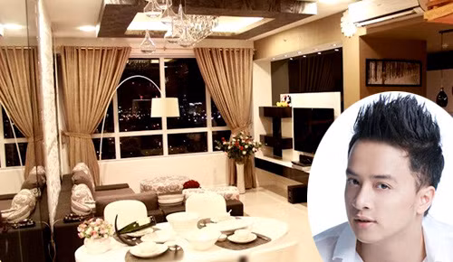 2. Cao Thái Sơn Khoảng thời gian cuối năm 2012, Cao Thái Sơn đã dọn đến sống tại một căn hộ cao cấp ở tầng 21 của tòa chung cư cao cấp Sunrise, quận 7, TP. HCM. Nam ca sĩ bật mí rằng khâu thiết kế nội thất và sắm sửa vật dụng trong nhà đều do chính anh thực hiện. Với diện tích 106m2, Cao Thái Sơn sử dụng những gam màu đơn giản như trắng, đen và nâu để trang trí nội thất. Đồ vật trong nhà cũng không hề cầu kỳ nhưng vẫn rất tiện nghi, cá tính.