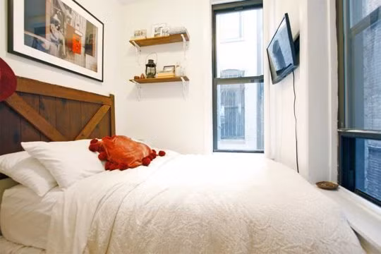 3. Xếp chồng đồ đạc Từ giá sách, TV, tủ đồ,... bạn có thể làm cho căn phòng rộng bớt khi ít rải đồ đạc khắp trên sàn. Hãy gắn chúng lên tường nếu có thể.