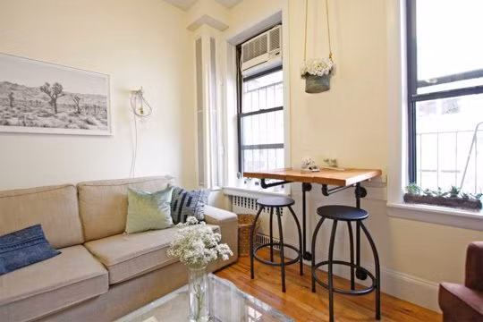 5. Đồ chức năng và trang trí Những món đồ thiết thực như đèn, quạt, tranh ảnh,...từ lâu vốn đã được treo trên tường và trần nhà. Nhưng bạn cũng đừng sợ treo cây lên trần nhà nếu không có chỗ trống. Những loại hoa rủ, cây không khí,...là một trong những loại cây cảnh thích hợp cho nhà nhỏ.