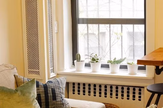 2. Tận dụng bệ cửa sổ Tận dụng bất kì góc trồng nào có thể để thêm không gian lưu trữ, thay vì thêm quá nhiều kệ, tủ trong căn hộ nhỏ.