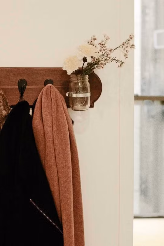 4. Điểm nhấn nhỏ Chẳng ai có thể nghĩ rằng móc treo quần áo lại có một bình hoa nhỏ xinh. Đây là một bằng chứng cho thấy không phải tất cả mọi thứ trong không gian nhỏ đều cần phải hữu dụng. Đôi khi một chút "đồ vô dụng" lại tô điểm thêm cho căn nhà.