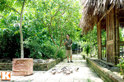 1. Diễn viên hài Giang Còi Diễn viên Giang Còi đã mua mảnh đất ở ngoại thành Hà Nội vào năm 1994 với giá 27 triệu, tương đương với một chiếc xe máy Dream lúc bấy giờ. Không nghĩ nhiều, Giang Còi quyết định mua mảnh đất này và tự an ủi "thôi cứ coi như mình vừa đánh mất một chiếc xe máy vậy". Nhiều năm sau, anh xây một ngôi nhà vườn và cả gia đình chuyển về đây sinh sống.