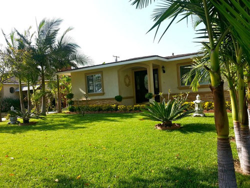 3. Ca sĩ Quang Lê Ca sĩ hải ngoại Quang Lê nổi tiếng với những bài dân ca ngọt ngào. Ngoài việc đi lưu diễn, anh cũng để ý đào tạo những giọng ca trẻ đam mê với dòng nhạc kén người hát, kén người nghe này. Điển hình là việc nam ca sĩ nhận đỡ đầu cho tài năng nhí - Phương Mỹ Chi.