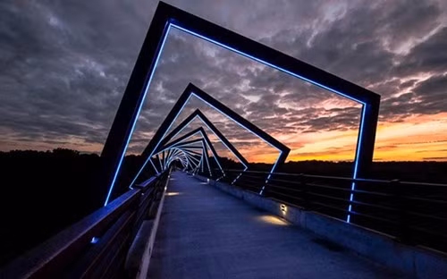Cầu High Trestle Trail cao 40m, dài 770m, tại tiểu bang Iowa, Mỹ với kiến trúc lộng lẫy và độc đáo. (ảnh: Flickr).