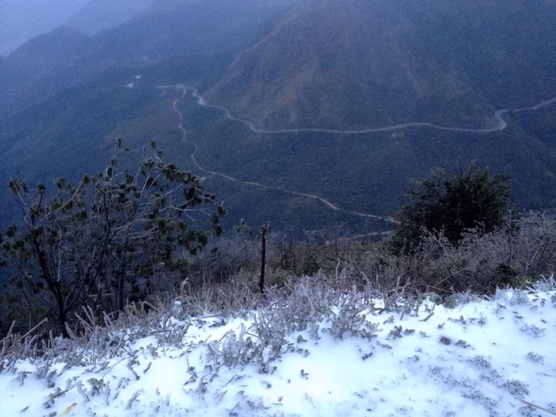 Vào những đợt thời tiết giá rét đỉnh đèo Ô Quý Hồ có thể phủ kín băng tuyết. Ảnh: Nguyễn Thế An.