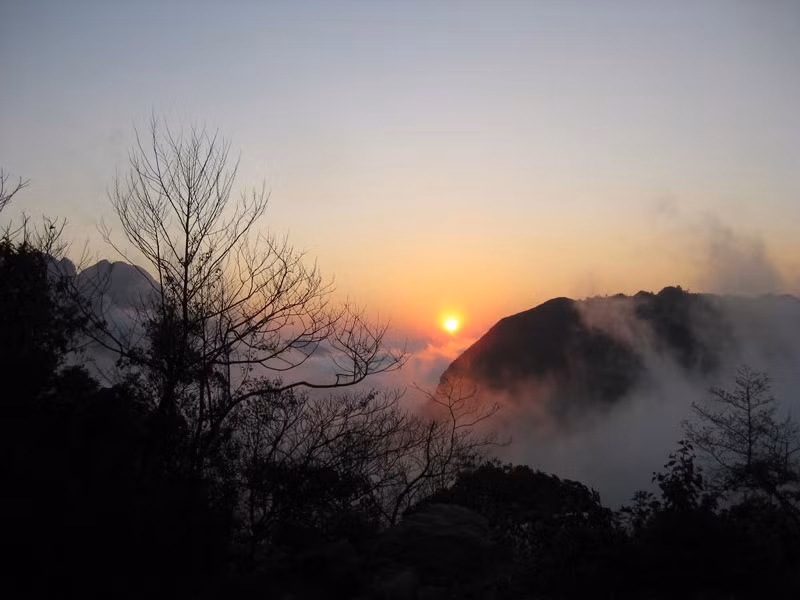 Có ý kiến cho rằng, tương truyền ở vùng núi này, ngày trước hiện diện một loài chim có tiếng kêu da diết, gắn với huyền thoại về câu chuyện tình yêu không thành của một đôi trai gái. Từ đó, theo thời gian chính tiếng kêu ô quy hồ của loài chim ấy đã được đặt thành tên cho con đèo hoang dại ở độ cao gần 2.000m này. Ảnh: Chauvankinh.