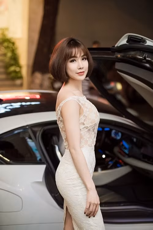 Sau nhiều tin đồn phẫu thuật thẩm mỹ, khuôn mặt của cô khá cứng so với trước đây.