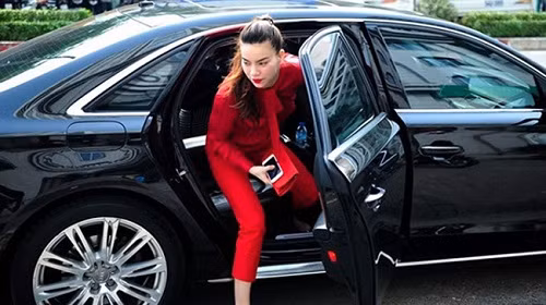 Hồ Ngọc Hà từng gây xôn xao với xế khủng Jaguar có giá trị lên tới 10 tỷ đồng.