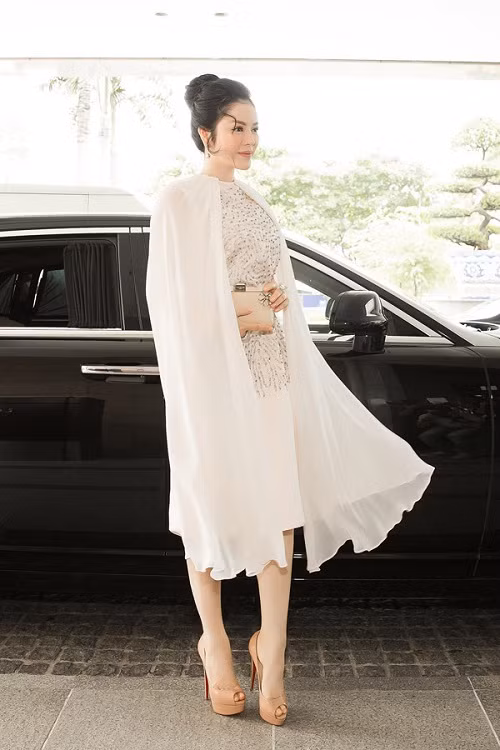 Mỹ nữ còn gây chú ý với phong cách thời trang thanh lịch, quý phái.