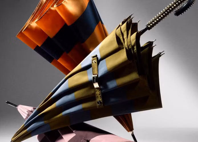 Chiếc ô mang thương hiệu Burberry của Anh có giá 850 USD