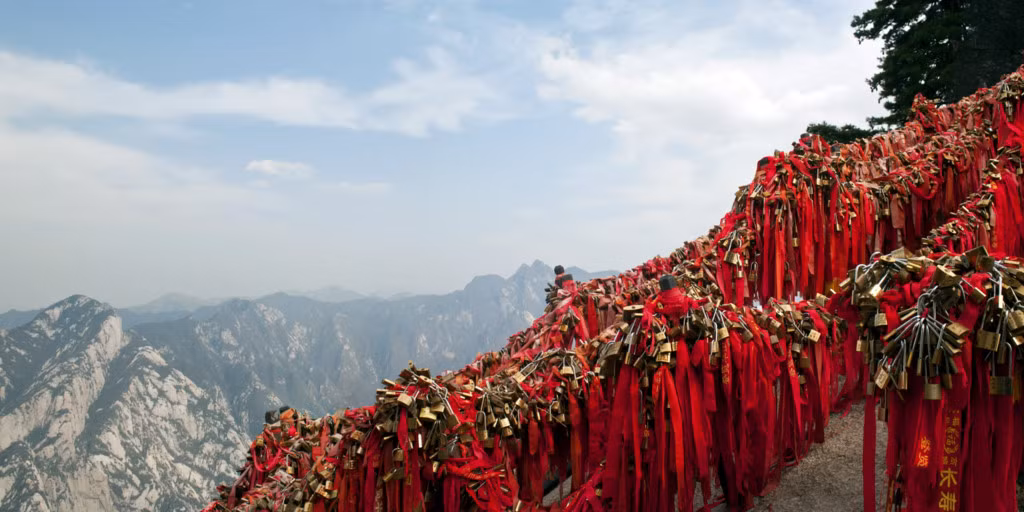 Tới đền Khóa Vàng, bạn có thể mua một chiếc khóa để cầu nguyện cho gia đình được bình an. Các cặp đôi cũng thường mua và khắc tên để cầu mong tình yêu dài lâu, vĩnh viễn. Ảnh: Huffington Post.