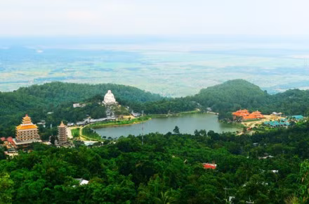 Ky thu Nui Cam: Len dinh may mu ngam... cua