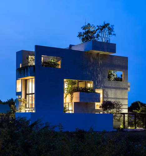 Vào buổi tối, căn nhà càng trở nên đặc biệt hơn bởi sự tương phản quá ánh sáng và kiến trúc trông tượng.