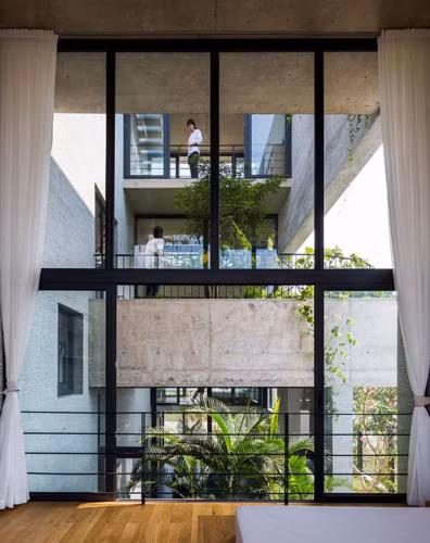 Các phòng được thiết kế, sử dụng cửa kính và ban công, mang lại sự riêng tư và độc lập mỗi thành viên nhưng cũng thuận lợi khi tương tác với gia đình và bạn bè.