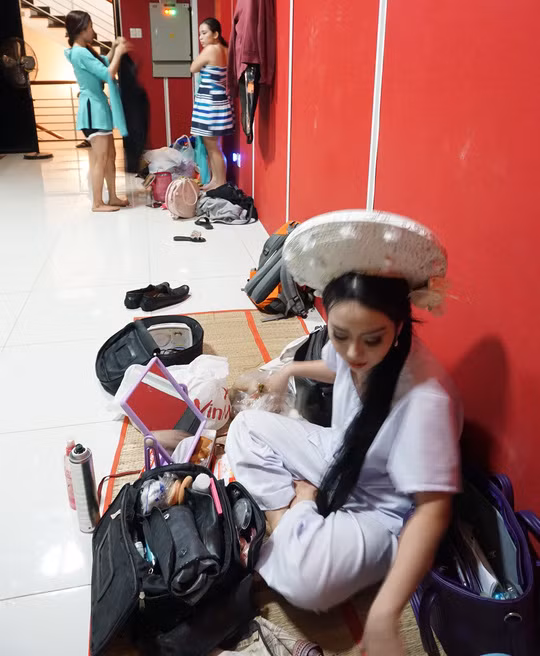 Canh chat choi, nong buc trong nha hat tram ty-Hinh-3