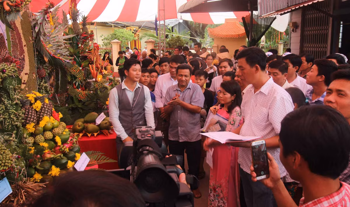 Hàng nghìn người đổ xô về cù lao xem những loại “của quý to đùng”.