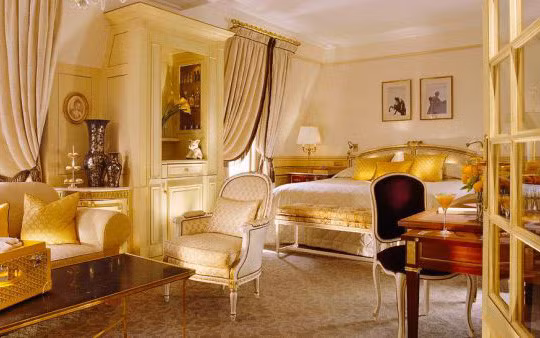 Hôtel Plaza Athénée Paris là một trong những khách sạn xa xỉ và sang trọng bậc nhất thủ đô nước Pháp.